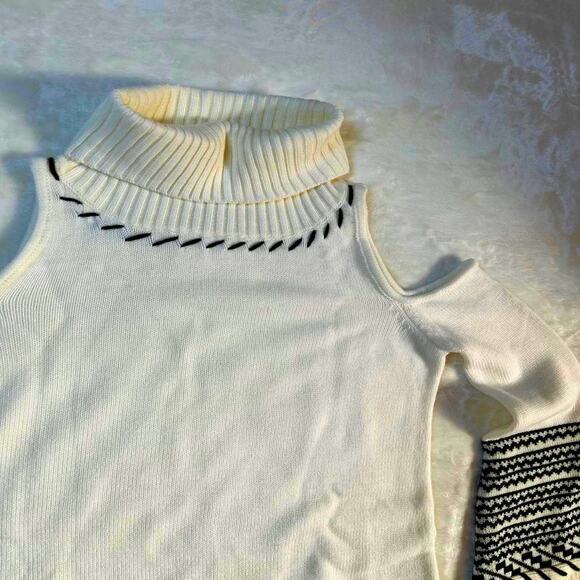 Venus Cold Shoulder Turtleneck Sweater Womens Bell Sleeves w/Fringe Ivory Size S - Picture 3 of 8